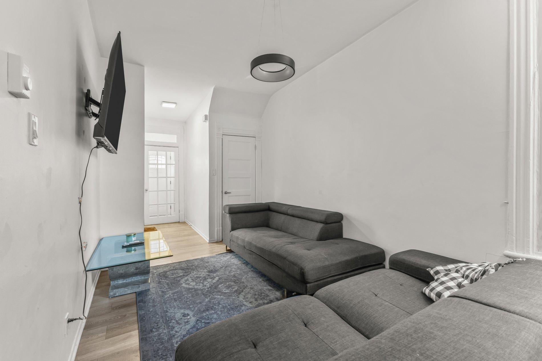 









261

 - 271


Av. Greene

,
Montréal (Le Sud-Ouest),




QC
H4C2H9

