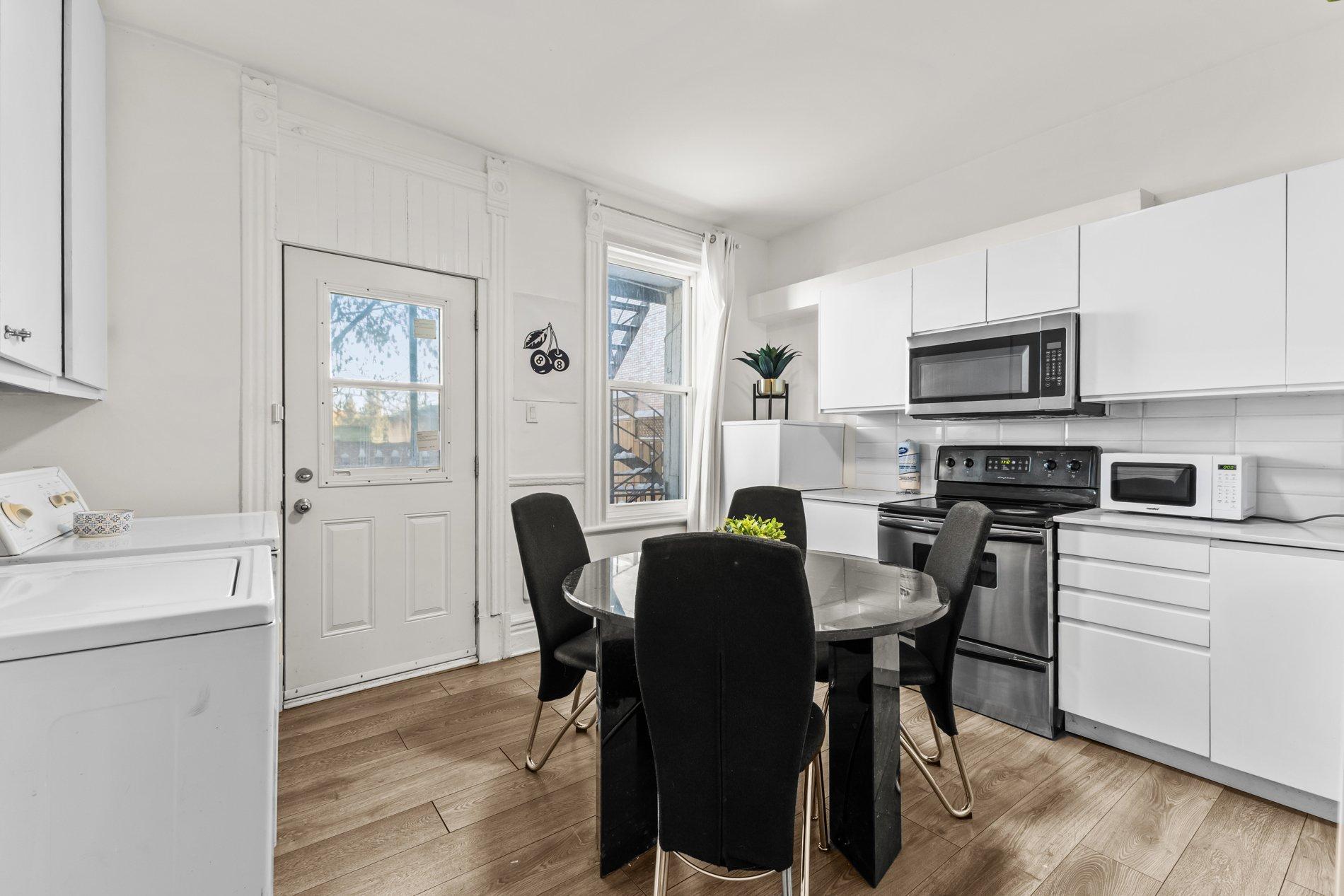 









261

 - 271


Av. Greene

,
Montréal (Le Sud-Ouest),




QC
H4C2H9

