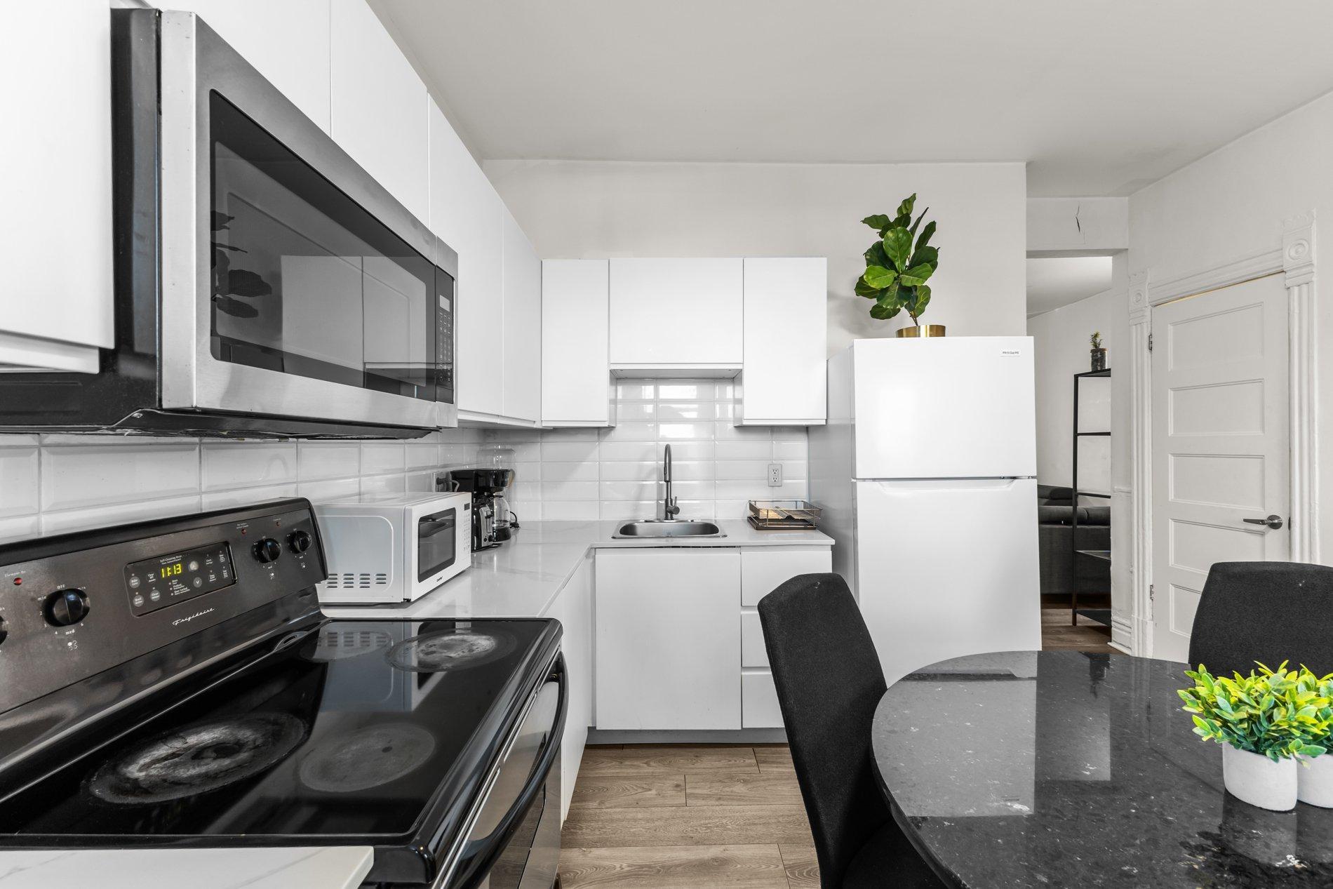 









261

 - 271


Av. Greene

,
Montréal (Le Sud-Ouest),




QC
H4C2H9


