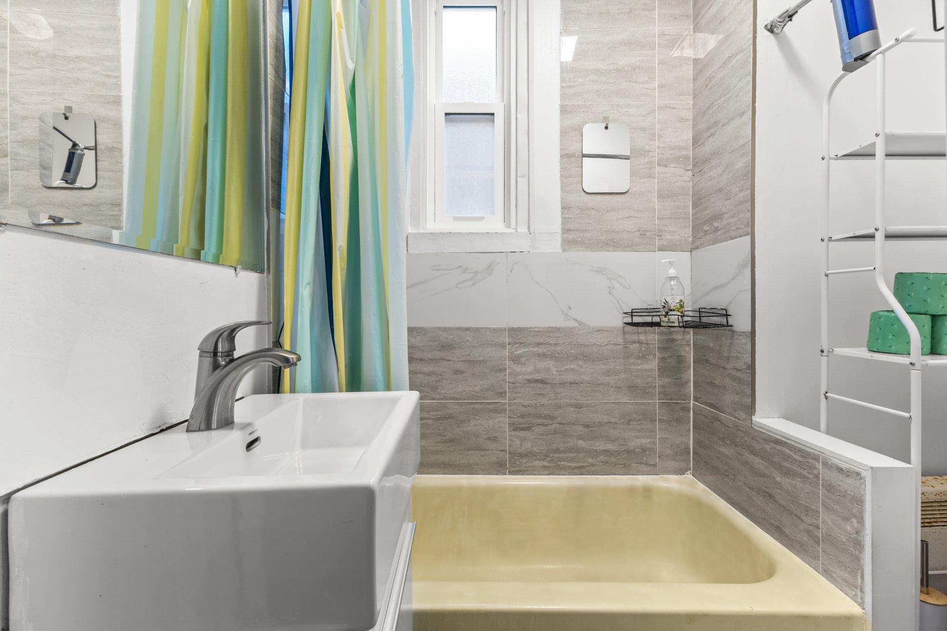 









261

 - 271


Av. Greene

,
Montréal (Le Sud-Ouest),




QC
H4C2H9

