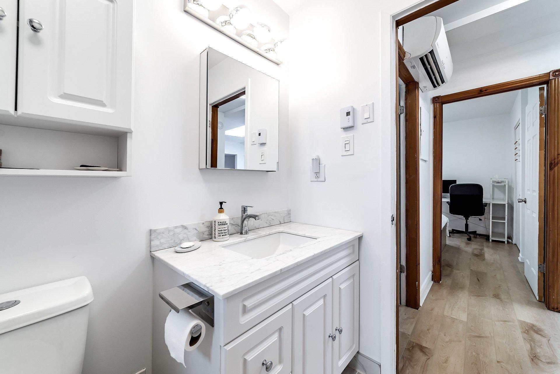 









47


Av. des Pins O.

, 303,
Montréal (Le Plateau-Mont-Royal),




QC
H2W1R7

