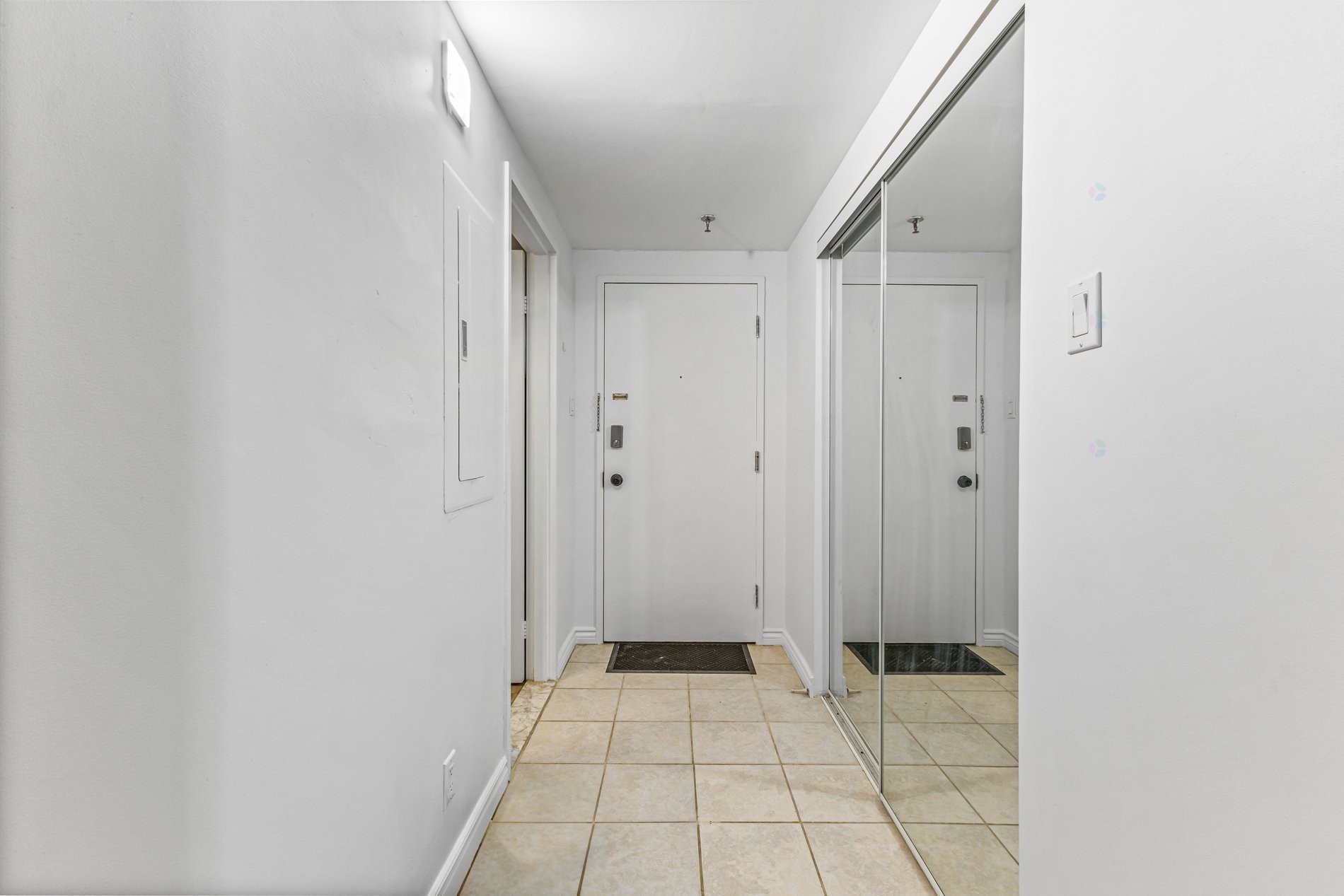 









1055


Rue St-Mathieu

, 851,
Montréal (Ville-Marie),




QC
H3H2S3

