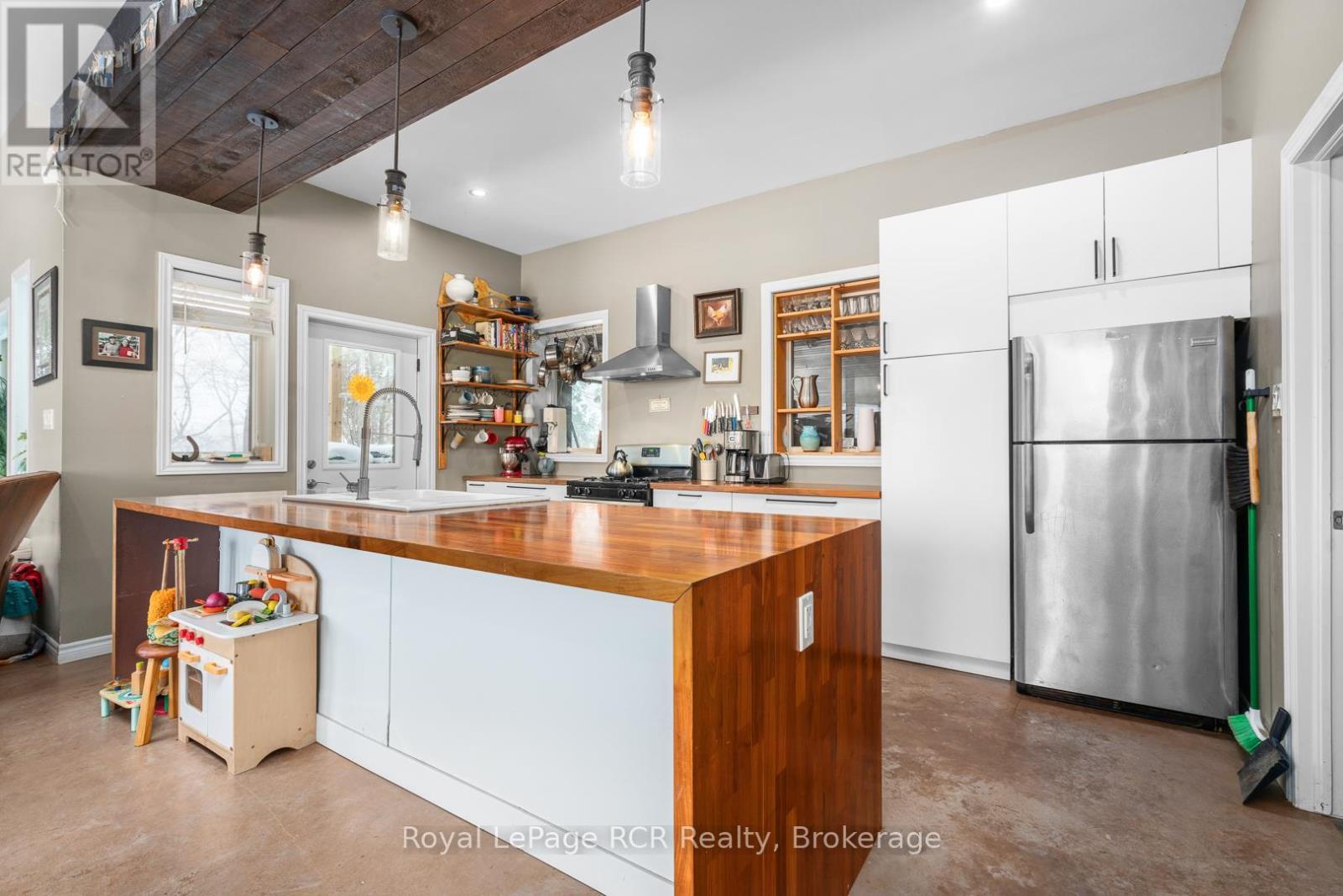 












251 MILL ROAD

,
Chatsworth,







Ontario
N0H1R0

