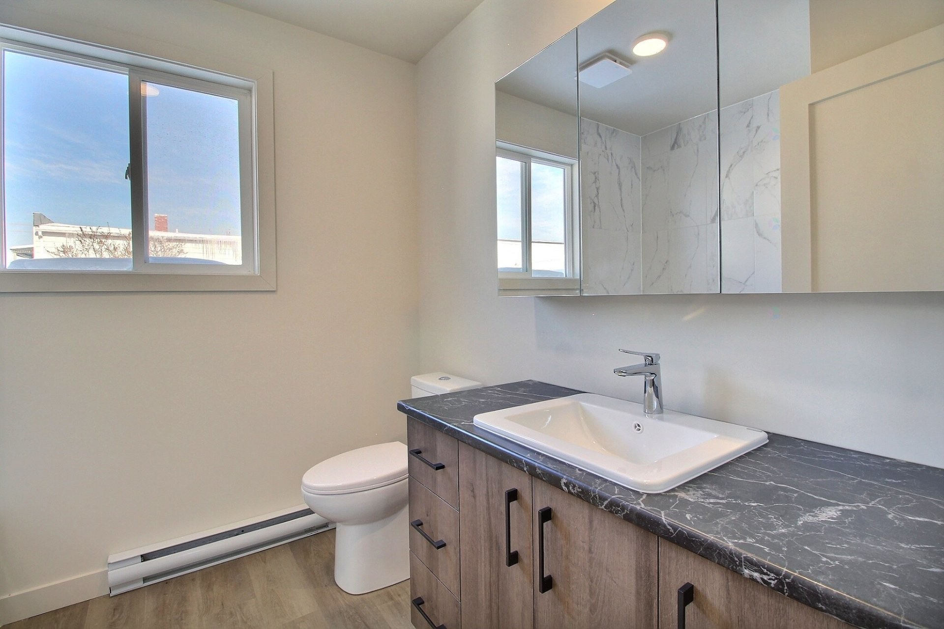 









249

 - 251


Rue St-Joseph

,
Val-des-Sources,




QC
J1T1E5

