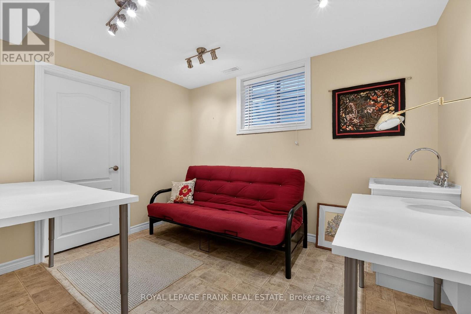 












9 GREEN ARBOUR WAY

,
Kawartha Lakes (Lindsay),




Ontario
K9V0E7

