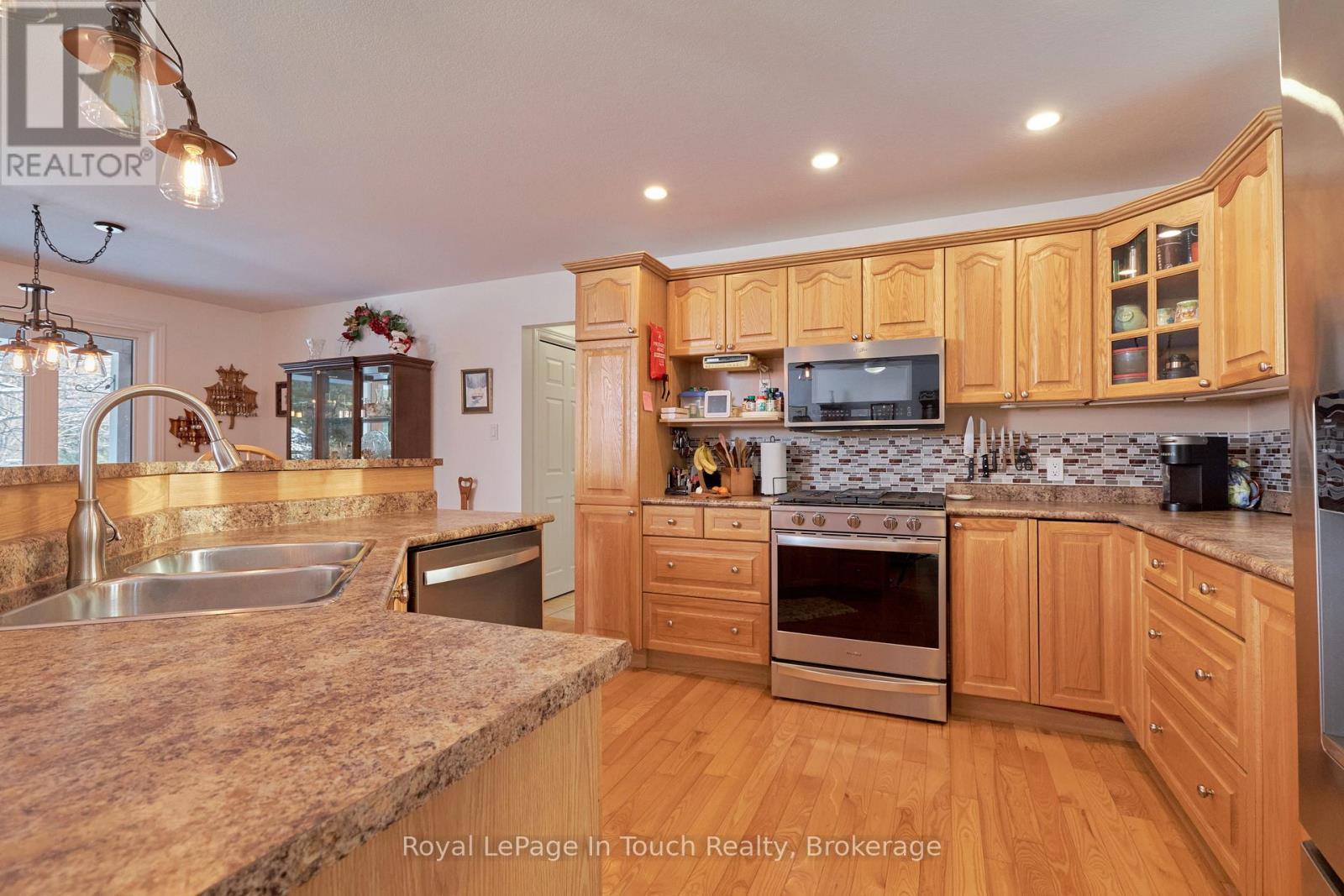 












40 MARYJANE ROAD

,
Tiny (Wyevale),




Ontario
L0L2T0

