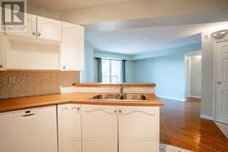 Kitchen with breakfast bar