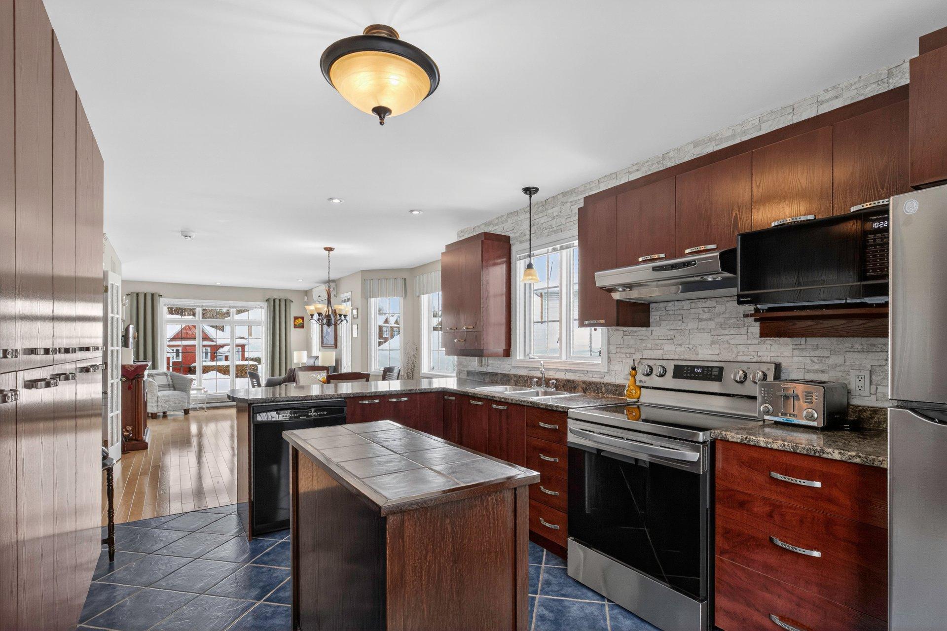 









134


Rue Édouard-Gagnon

,
Gatineau (Aylmer),




QC
J9H7C8

