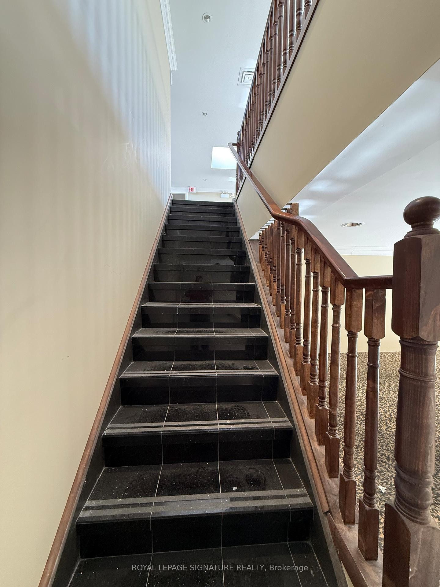 









7601


Jane

Street, 2nd Flr - Rear Entrance,
Vaughan,




ON
L4K 1X2

