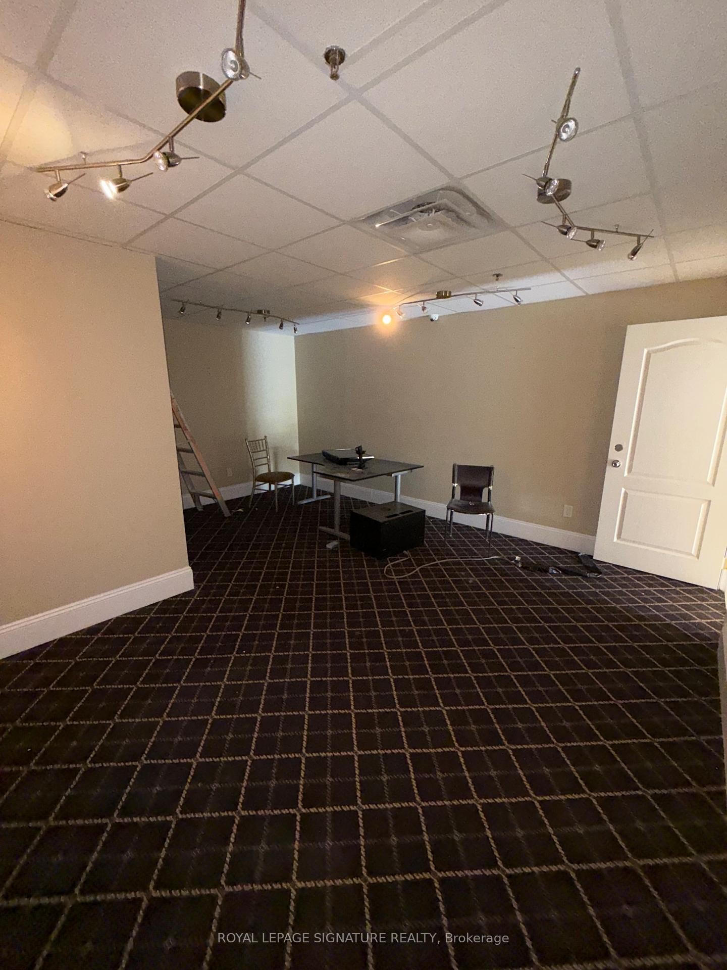 









7601


Jane

Street, 2nd Flr - Rear Entrance,
Vaughan,




ON
L4K 1X2

