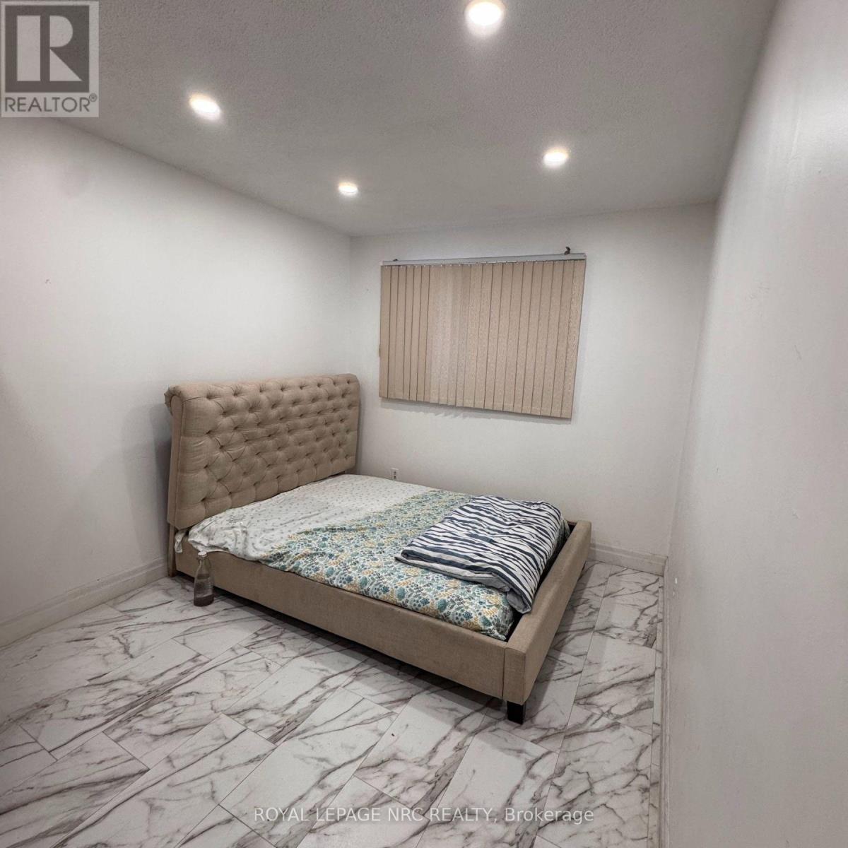 












35 EUGENE STREET

,
Hamilton (Kentley),




Ontario
L8H2R1

