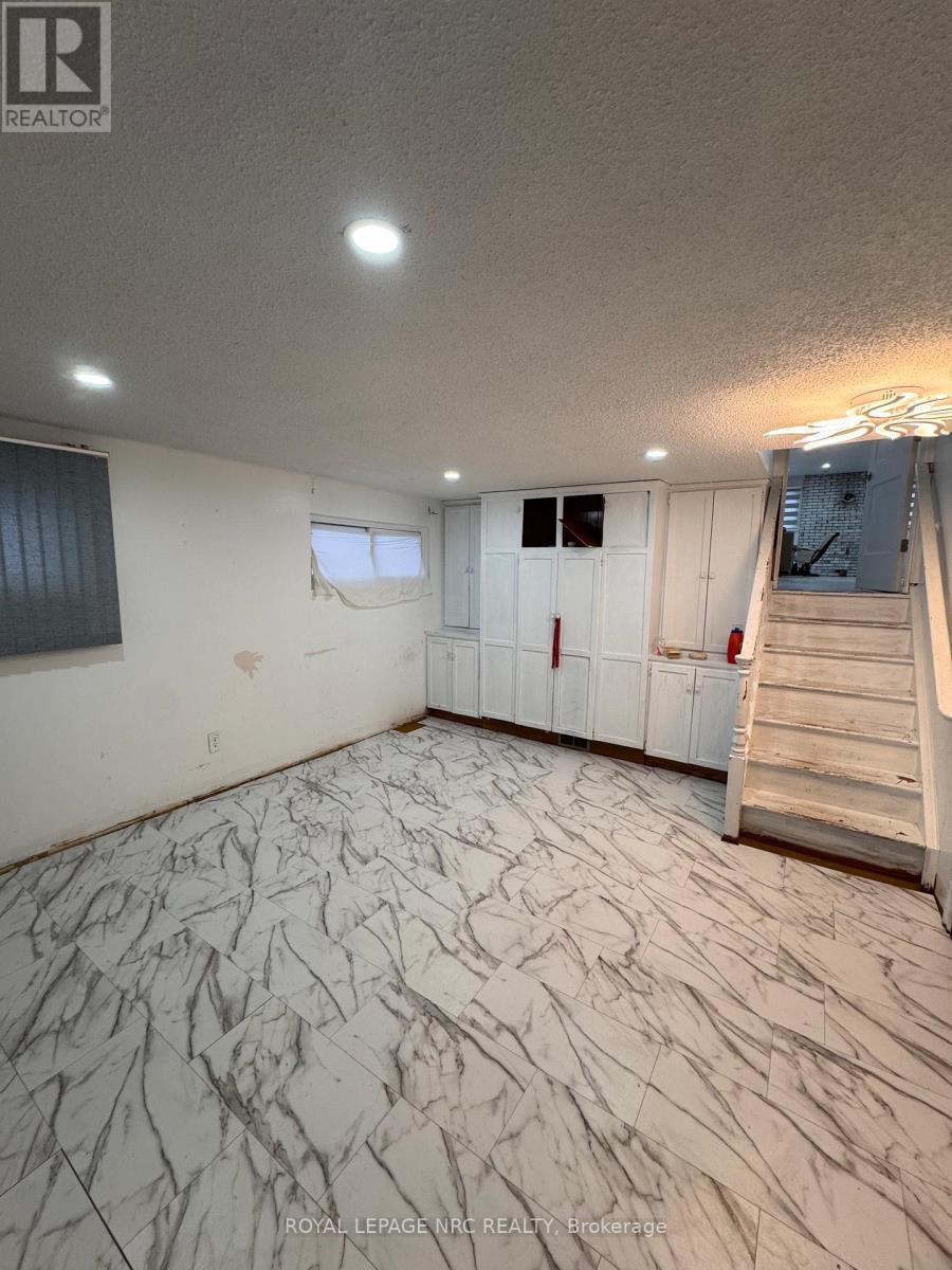 












35 EUGENE STREET

,
Hamilton (Kentley),




Ontario
L8H2R1

