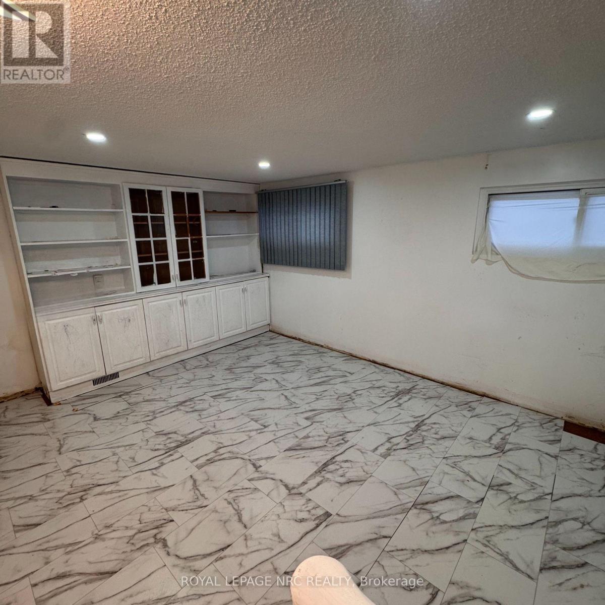 












35 EUGENE STREET

,
Hamilton (Kentley),




Ontario
L8H2R1

