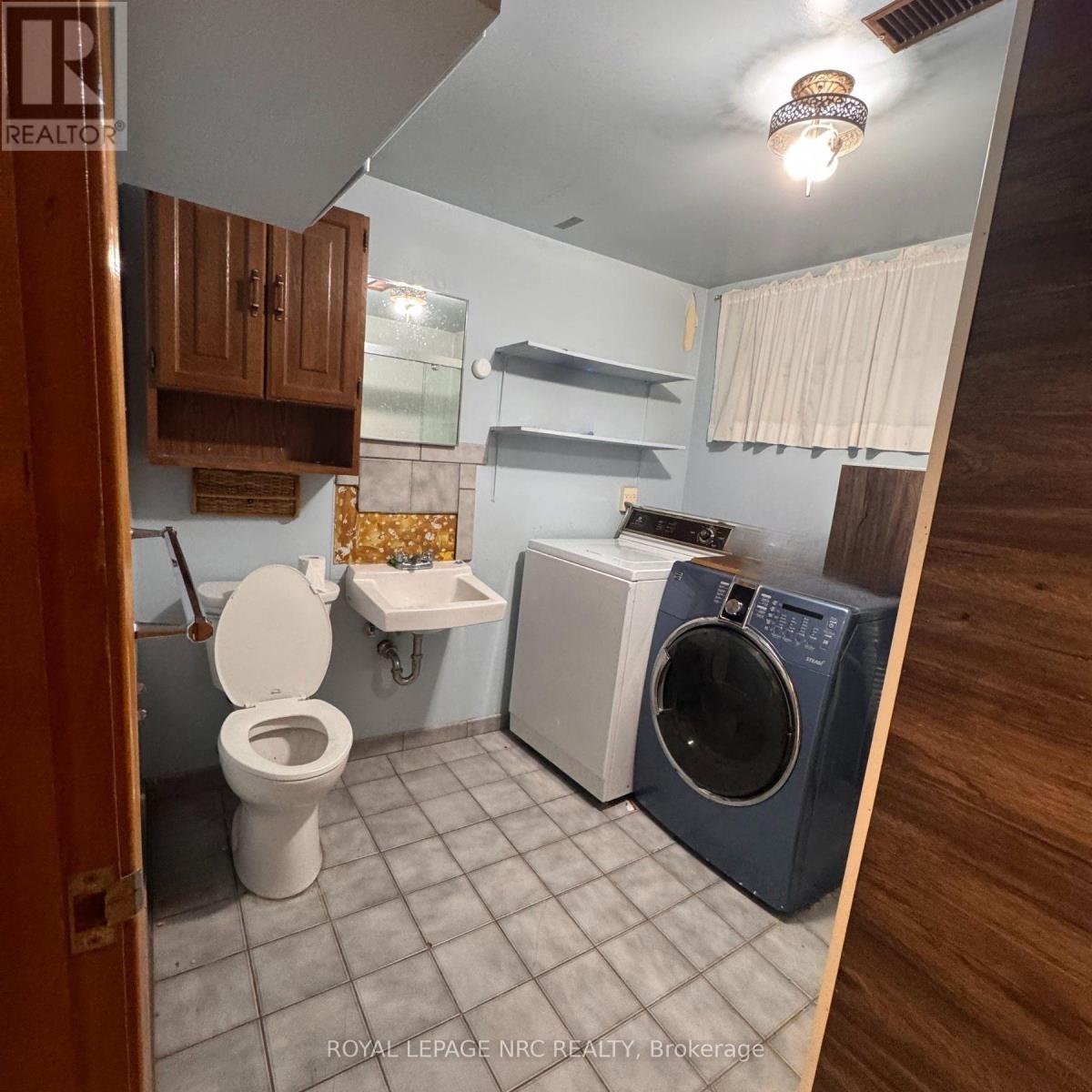 












35 EUGENE STREET

,
Hamilton (Kentley),




Ontario
L8H2R1

