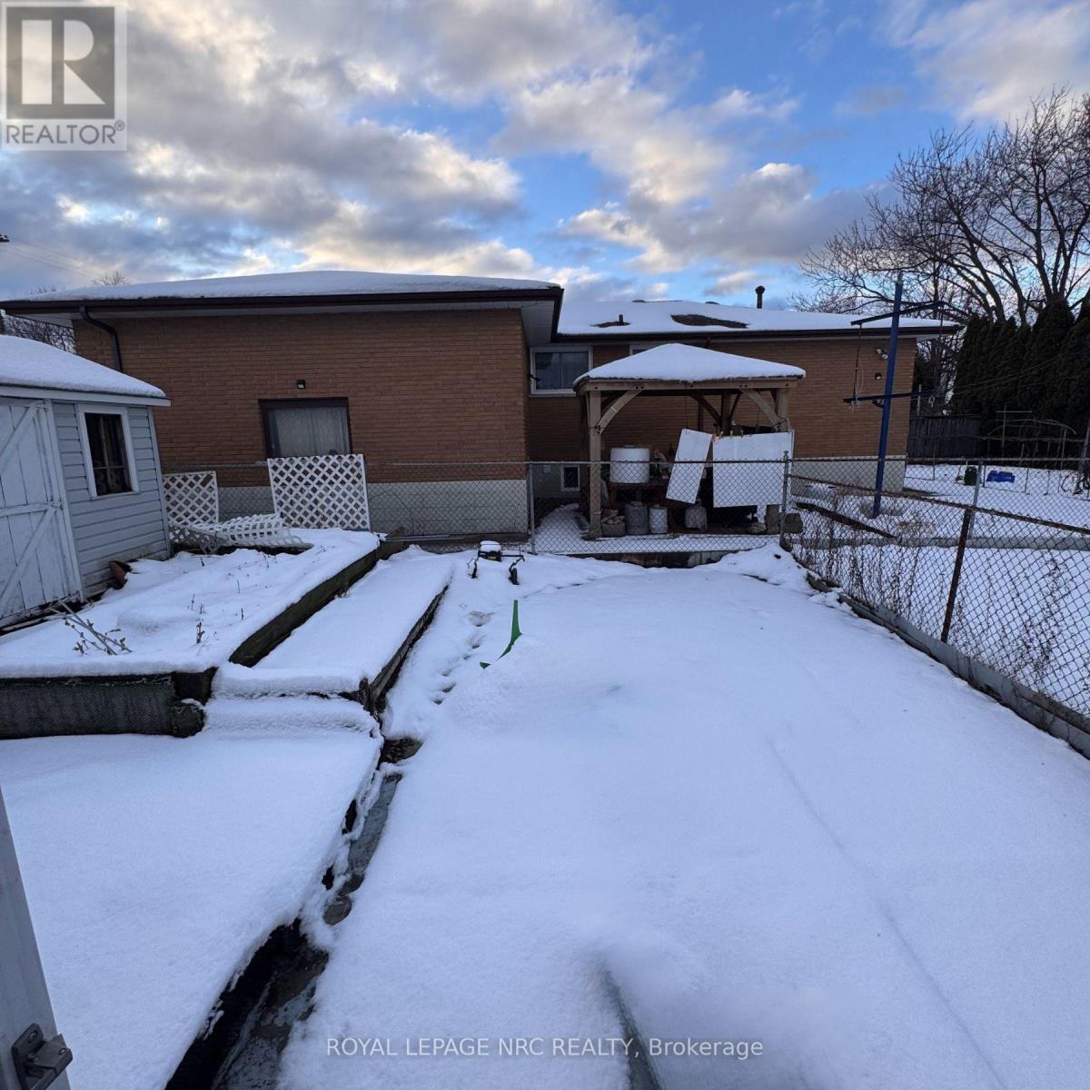 












35 EUGENE STREET

,
Hamilton (Kentley),




Ontario
L8H2R1

