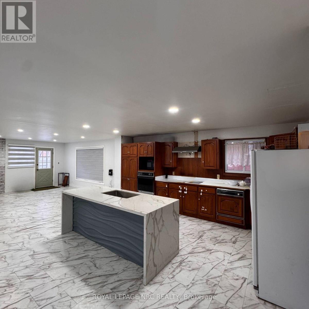 












35 EUGENE STREET

,
Hamilton (Kentley),




Ontario
L8H2R1

