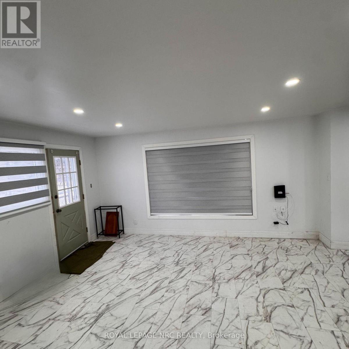 












35 EUGENE STREET

,
Hamilton (Kentley),




Ontario
L8H2R1

