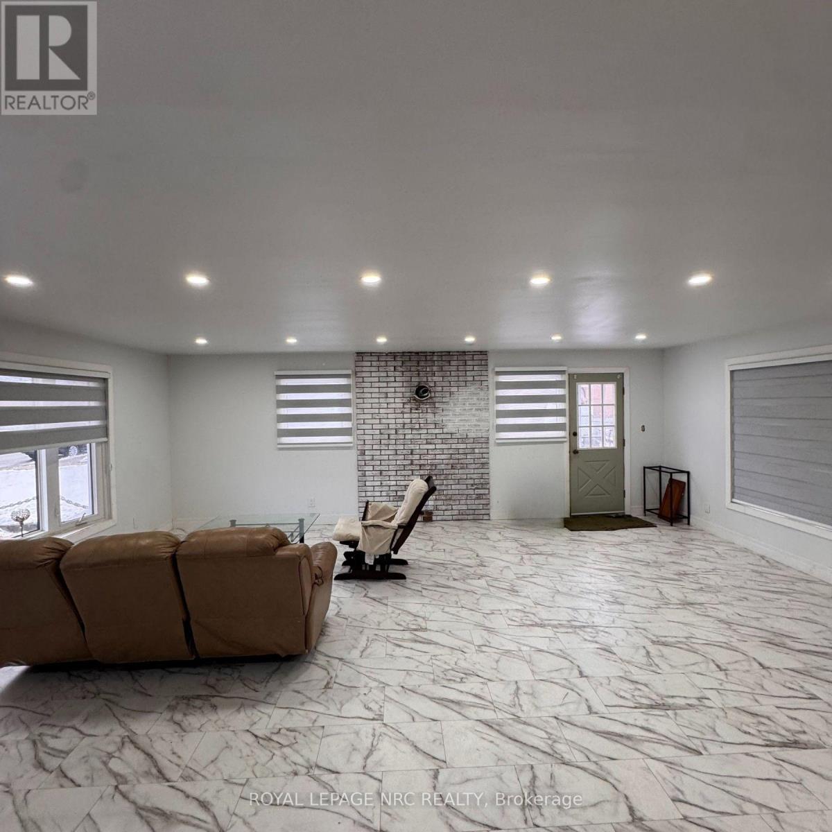 












35 EUGENE STREET

,
Hamilton (Kentley),




Ontario
L8H2R1

