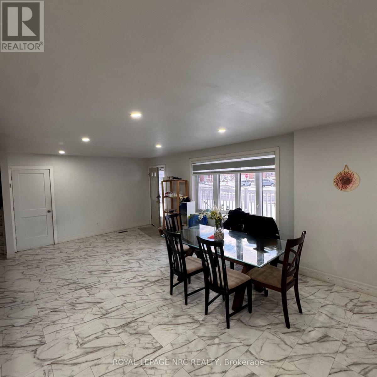 












35 EUGENE STREET

,
Hamilton (Kentley),




Ontario
L8H2R1

