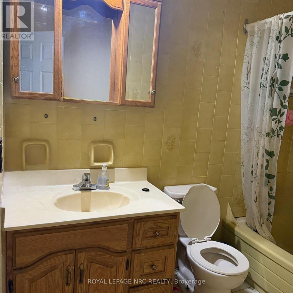 












35 EUGENE STREET

,
Hamilton (Kentley),




Ontario
L8H2R1

