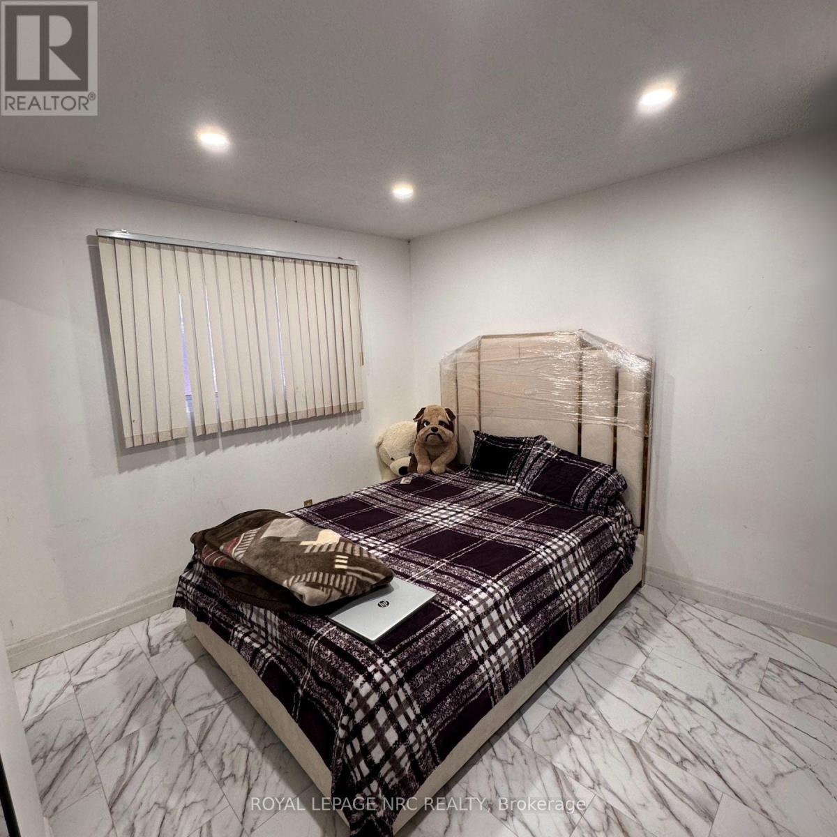 












35 EUGENE STREET

,
Hamilton (Kentley),




Ontario
L8H2R1

