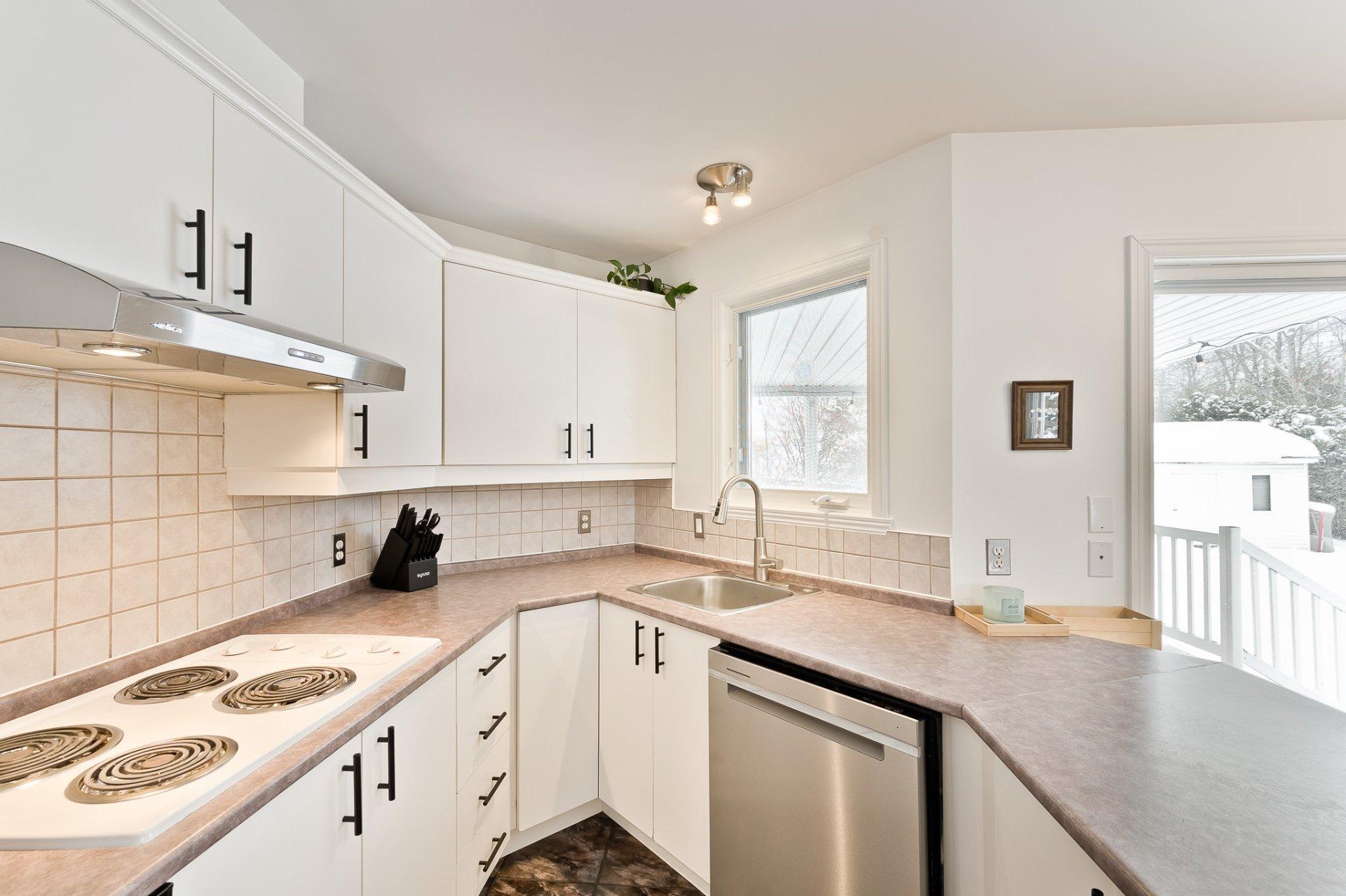 









1487


Rue des Roses

,
Sherbrooke (Fleurimont),




QC
J1E4J2

