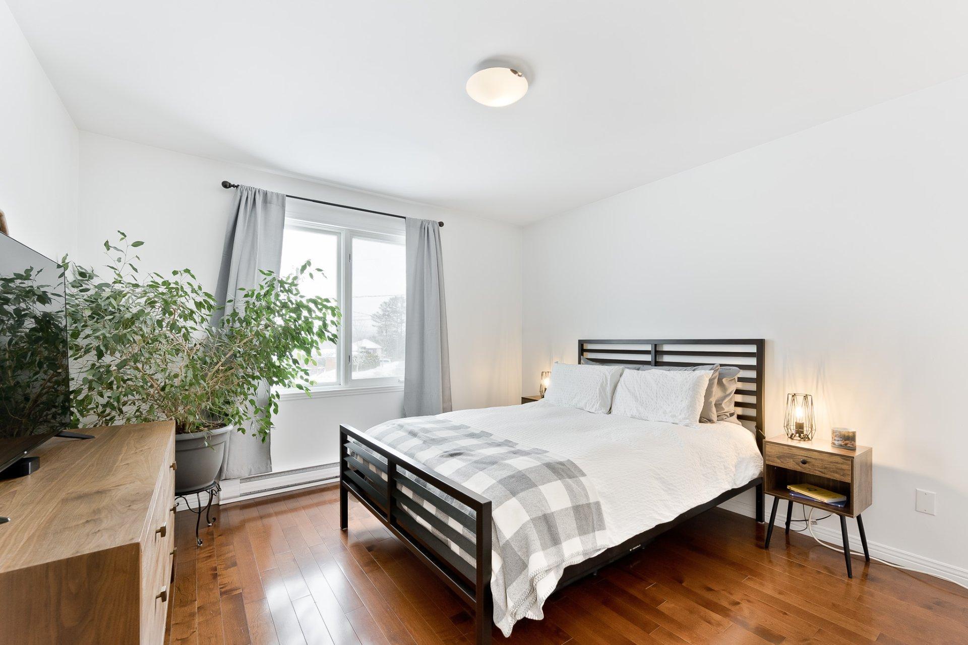 









1487


Rue des Roses

,
Sherbrooke (Fleurimont),




QC
J1E4J2

