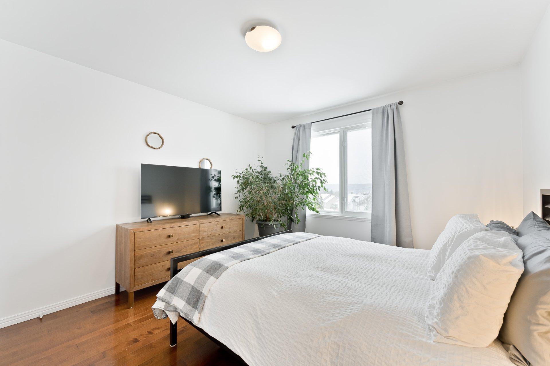 









1487


Rue des Roses

,
Sherbrooke (Fleurimont),




QC
J1E4J2

