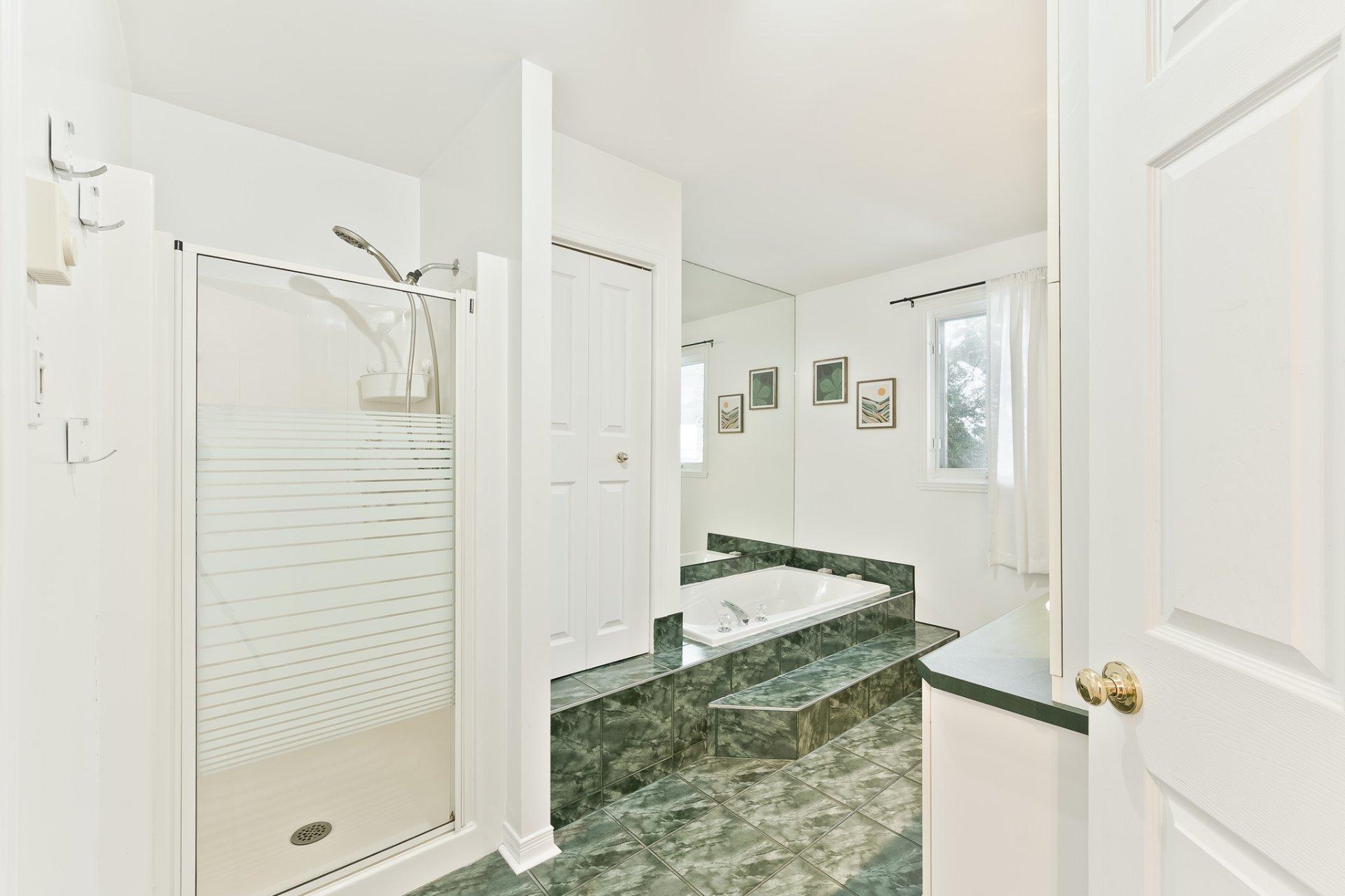 









1487


Rue des Roses

,
Sherbrooke (Fleurimont),




QC
J1E4J2

