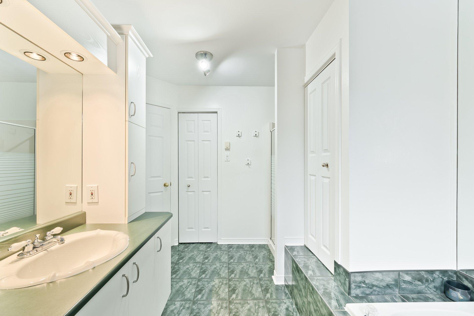 









1487


Rue des Roses

,
Sherbrooke (Fleurimont),




QC
J1E4J2

