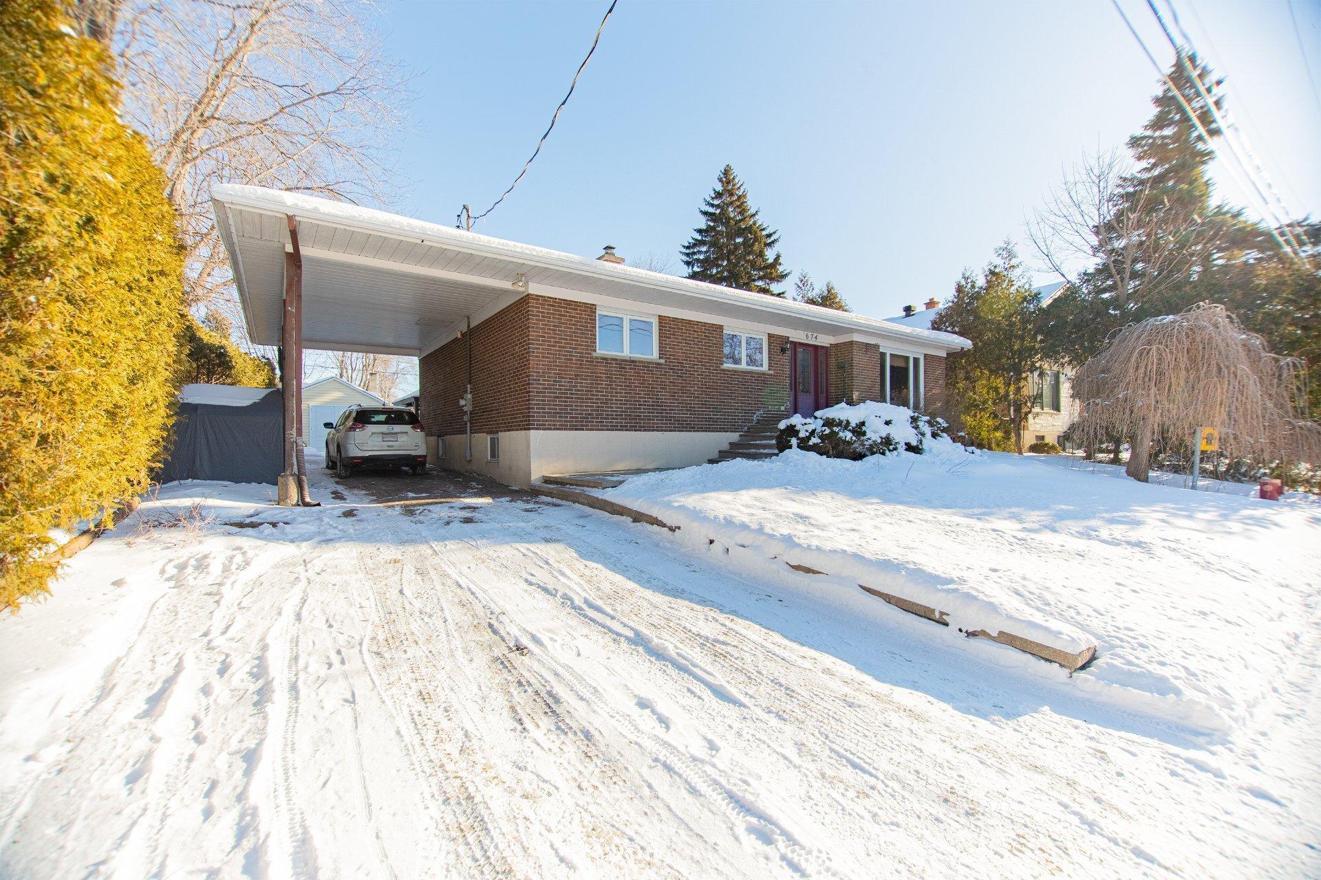 









674


Rue Parker

,
Longueuil (Greenfield Park),




QC
J4V1S8

