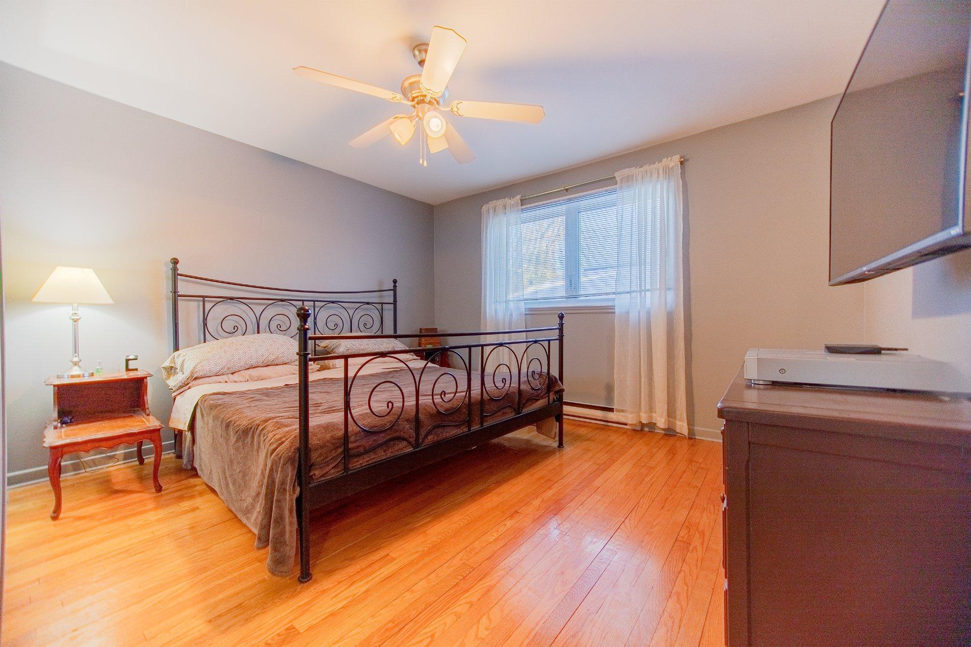 









674


Rue Parker

,
Longueuil (Greenfield Park),




QC
J4V1S8

