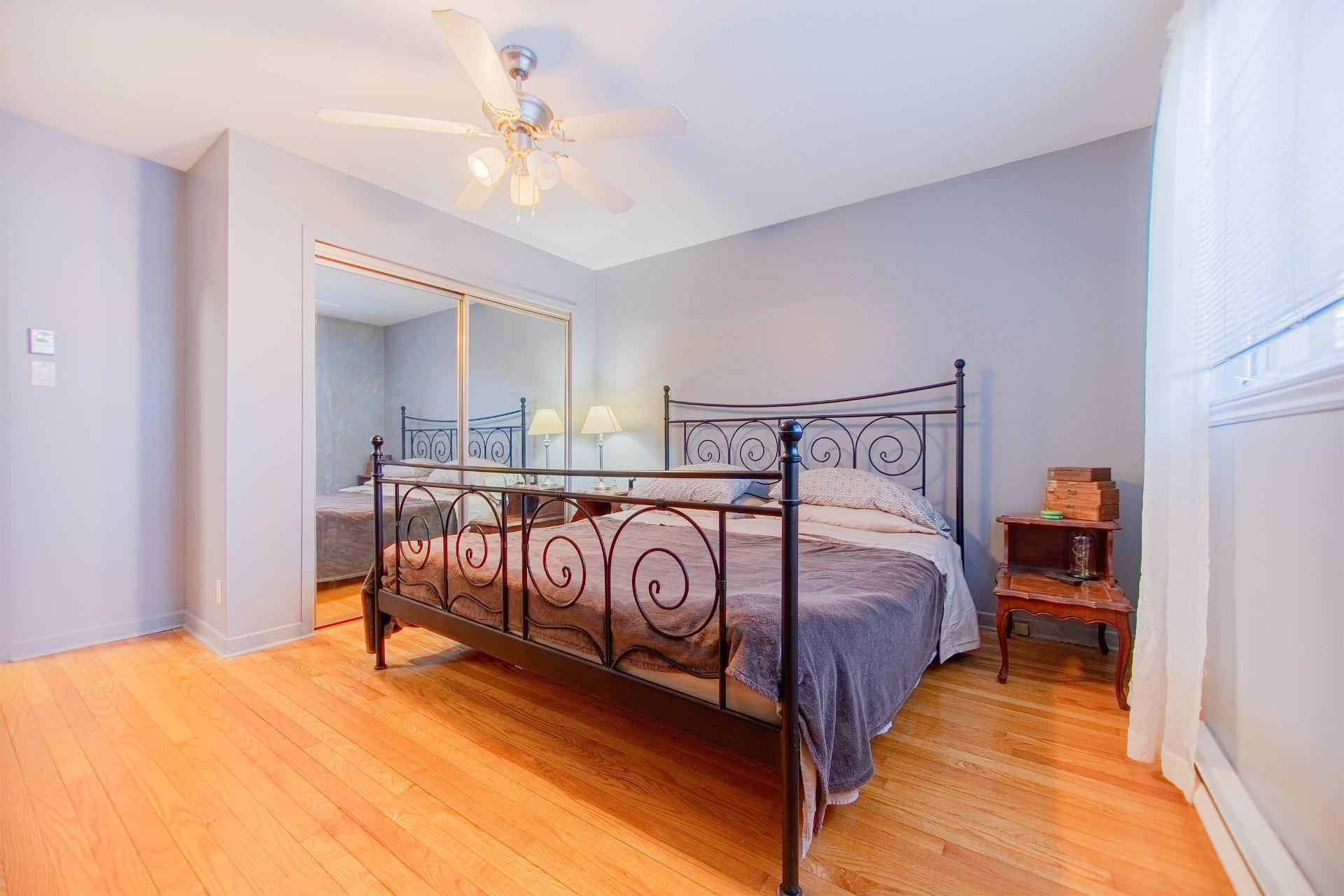 









674


Rue Parker

,
Longueuil (Greenfield Park),




QC
J4V1S8

