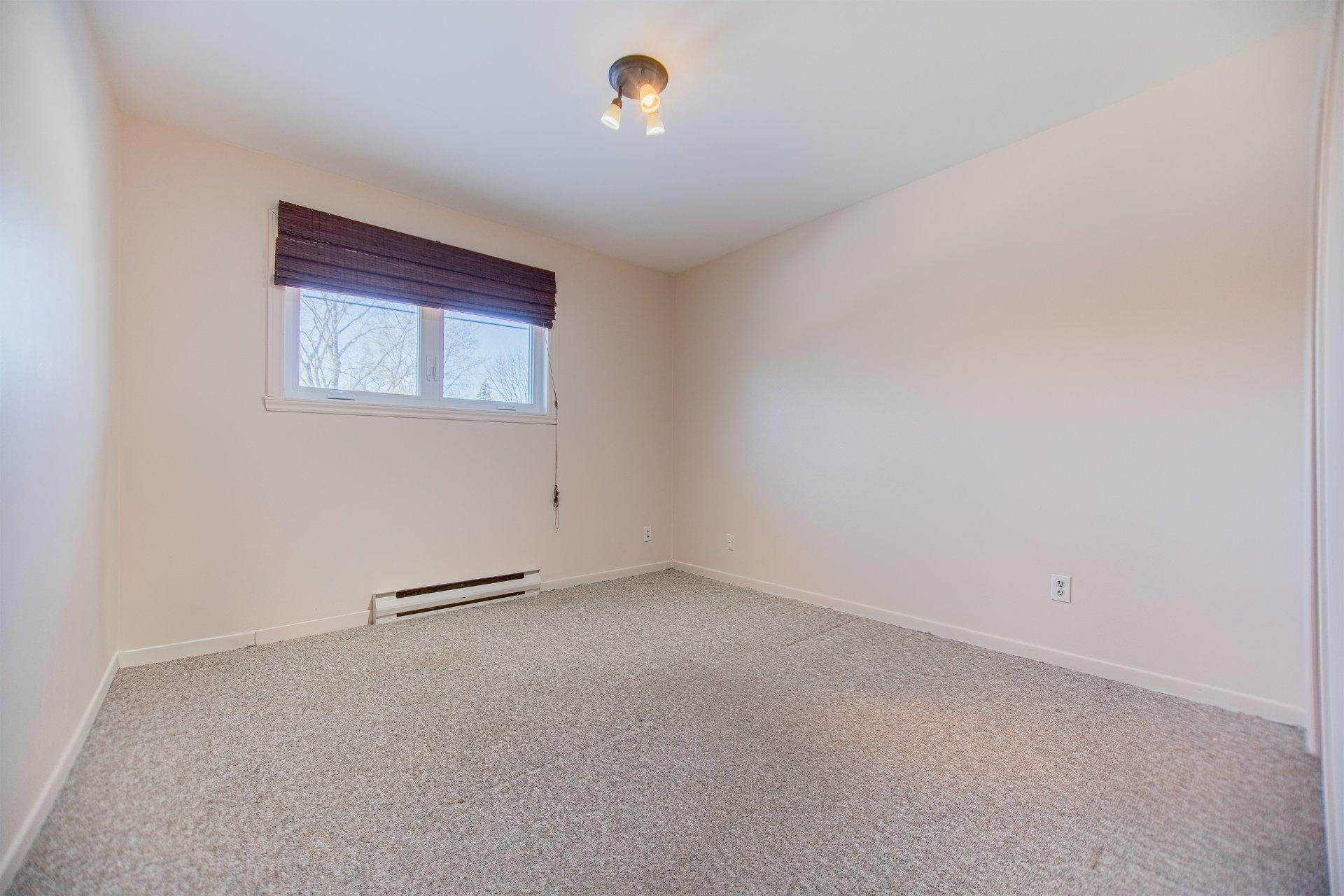 









674


Rue Parker

,
Longueuil (Greenfield Park),




QC
J4V1S8

