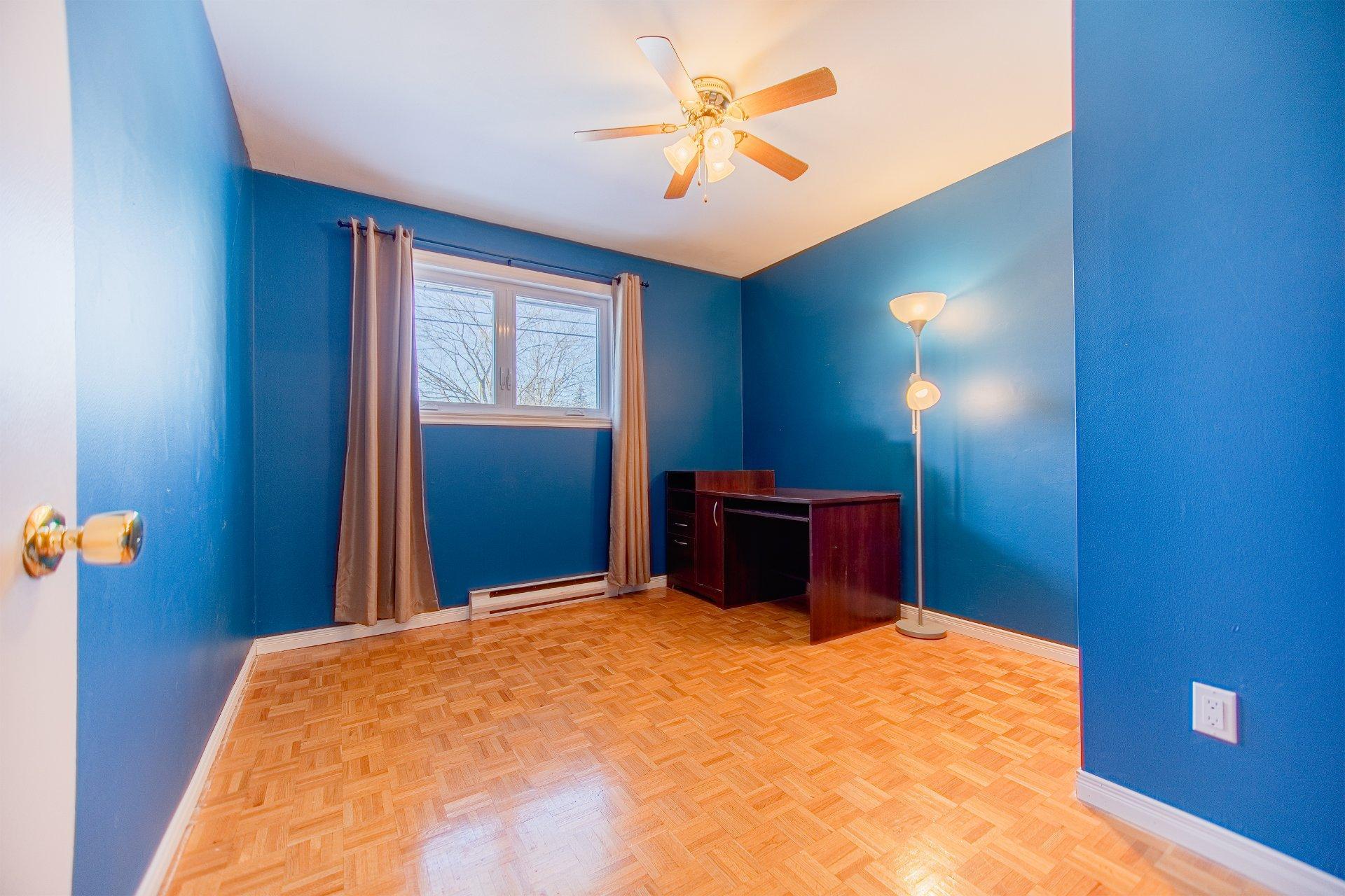 









674


Rue Parker

,
Longueuil (Greenfield Park),




QC
J4V1S8

