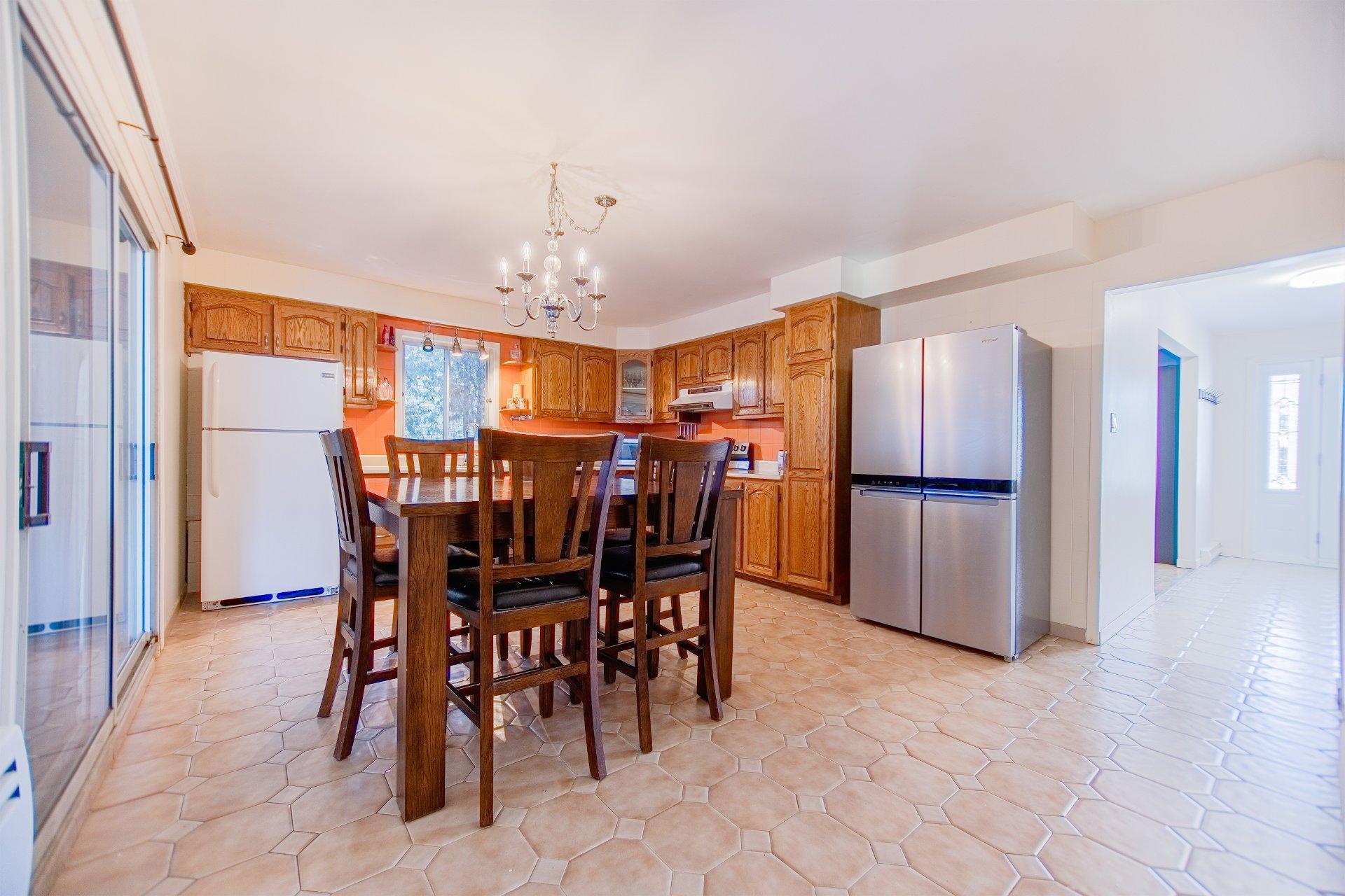 









674


Rue Parker

,
Longueuil (Greenfield Park),




QC
J4V1S8

