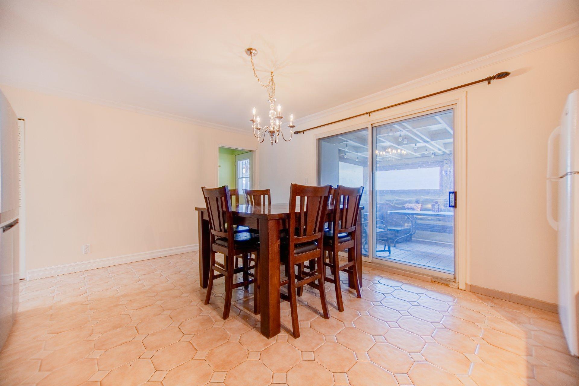 









674


Rue Parker

,
Longueuil (Greenfield Park),




QC
J4V1S8

