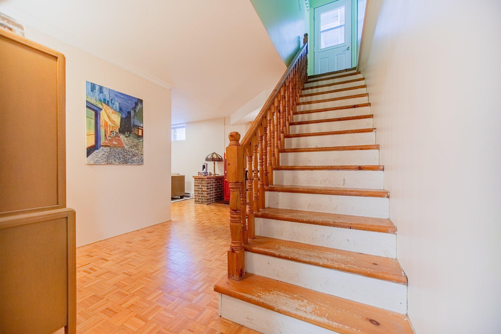 









674


Rue Parker

,
Longueuil (Greenfield Park),




QC
J4V1S8

