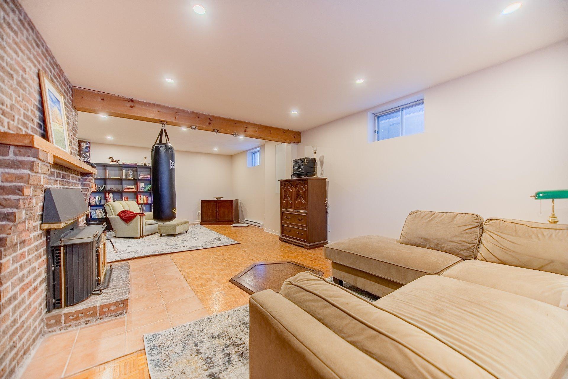 









674


Rue Parker

,
Longueuil (Greenfield Park),




QC
J4V1S8

