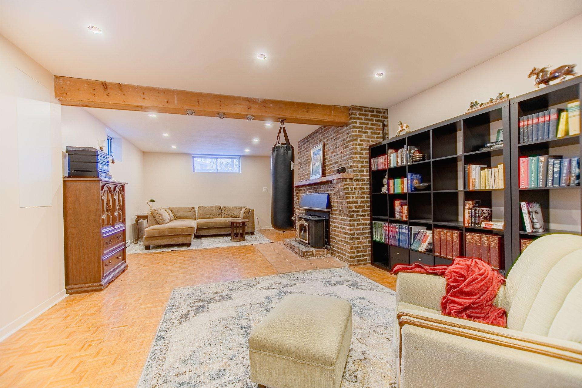 









674


Rue Parker

,
Longueuil (Greenfield Park),




QC
J4V1S8

