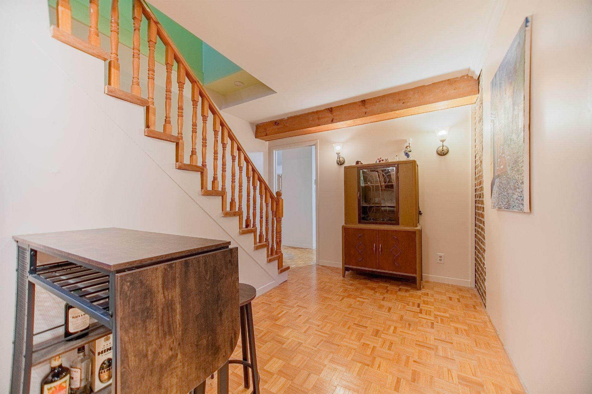 









674


Rue Parker

,
Longueuil (Greenfield Park),




QC
J4V1S8

