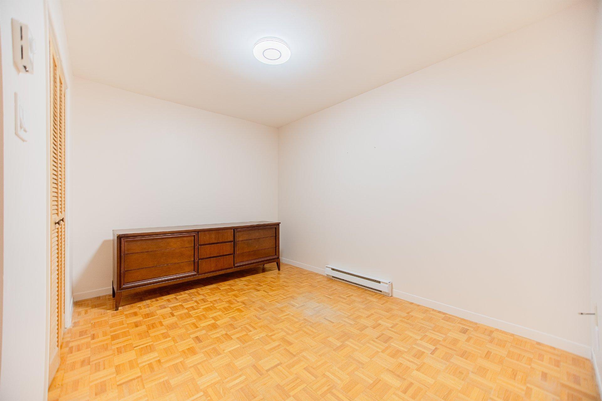 









674


Rue Parker

,
Longueuil (Greenfield Park),




QC
J4V1S8

