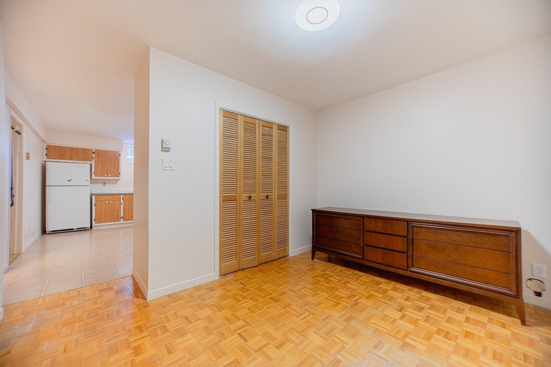 









674


Rue Parker

,
Longueuil (Greenfield Park),




QC
J4V1S8

