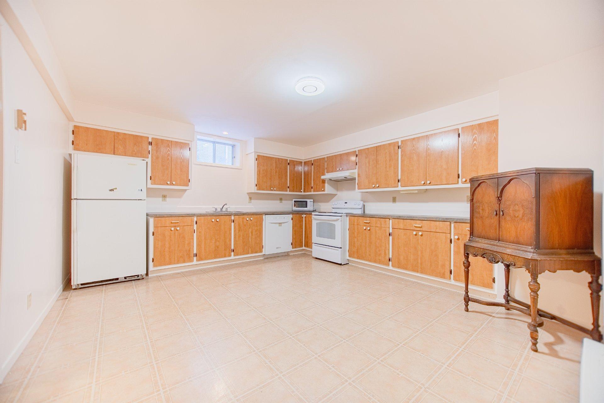 









674


Rue Parker

,
Longueuil (Greenfield Park),




QC
J4V1S8

