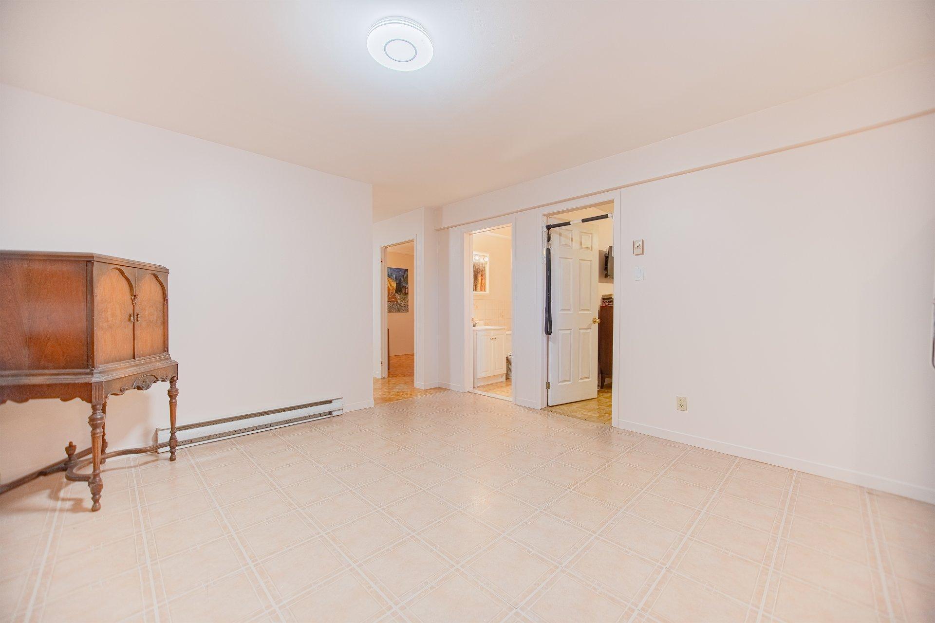 









674


Rue Parker

,
Longueuil (Greenfield Park),




QC
J4V1S8

