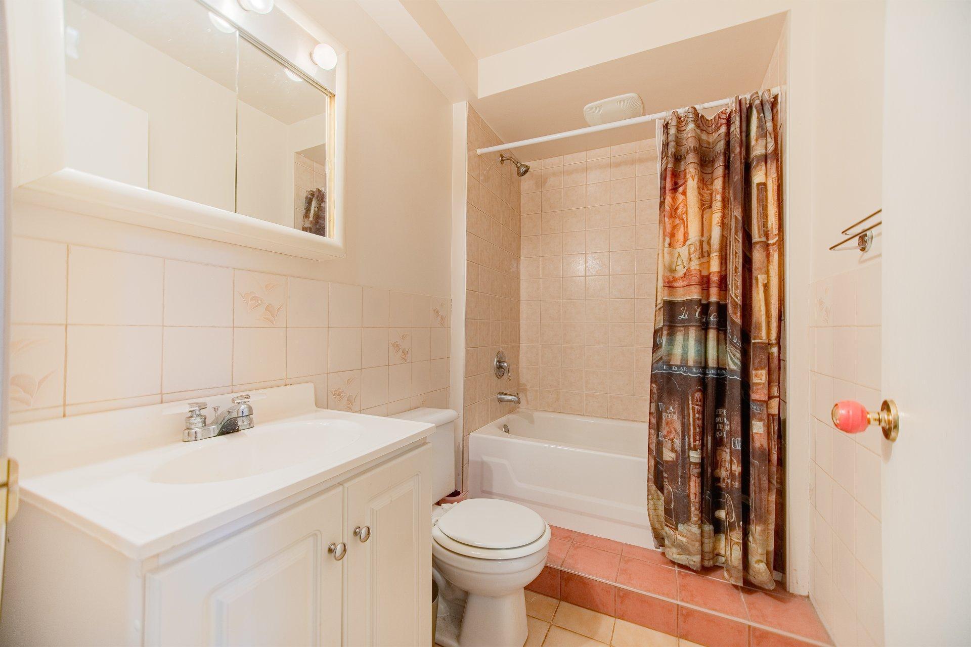 









674


Rue Parker

,
Longueuil (Greenfield Park),




QC
J4V1S8

