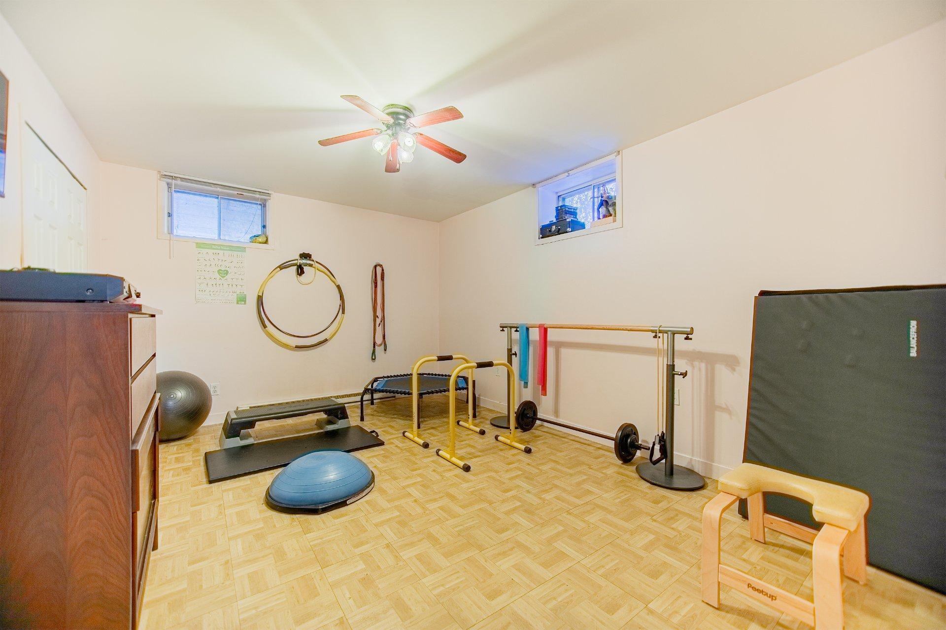 









674


Rue Parker

,
Longueuil (Greenfield Park),




QC
J4V1S8

