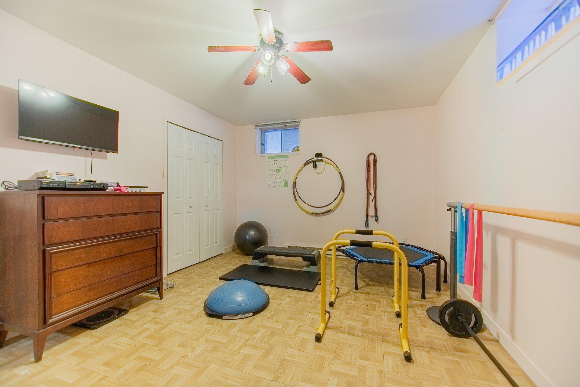 









674


Rue Parker

,
Longueuil (Greenfield Park),




QC
J4V1S8

