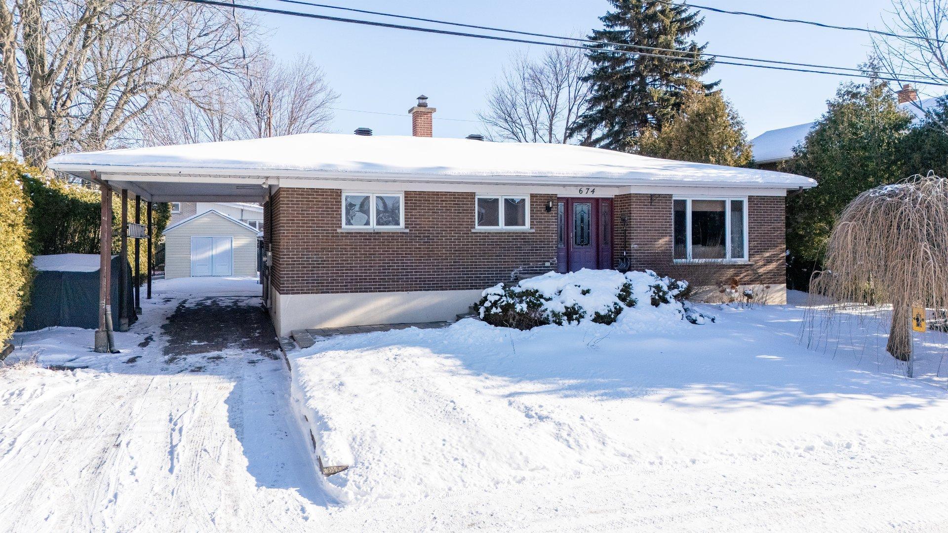 









674


Rue Parker

,
Longueuil (Greenfield Park),




QC
J4V1S8

