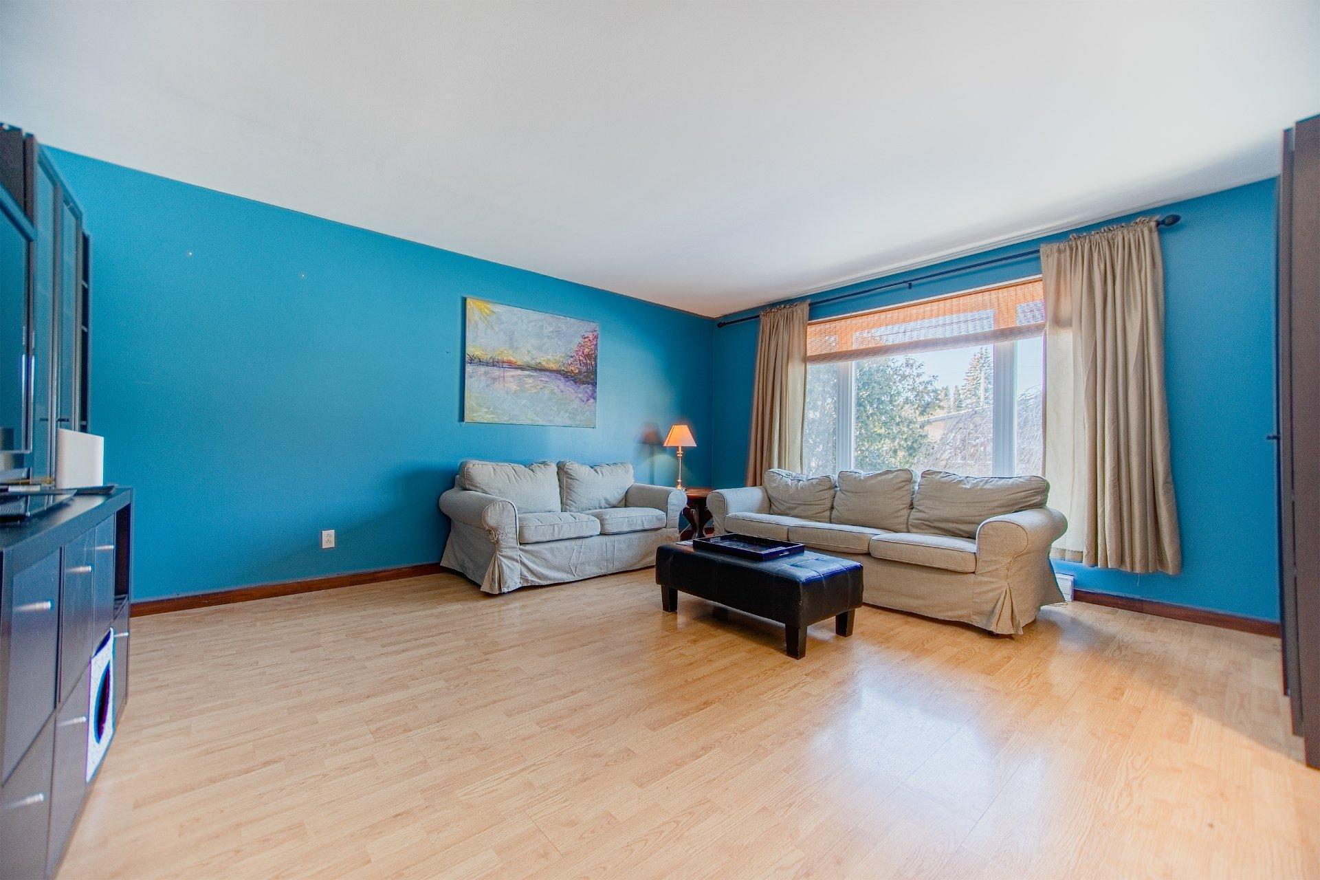 









674


Rue Parker

,
Longueuil (Greenfield Park),




QC
J4V1S8

